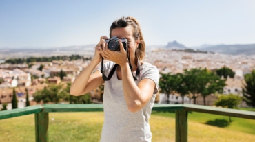 fotógrafa con fondo peñón de los enamorados Antequera