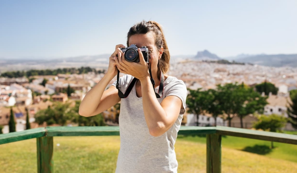 fotógrafa con fondo peñón de los enamorados Antequera
